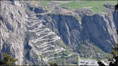 La photo du Col de Chaussy vous donne déjà le tournis.
Dans quel pays européen le trouverez-vous ?
