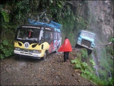 La Route des Yungas est l'une des plus mortelles au monde avec presque un mort par jour. Dans quel pays la trouverez-vous ?