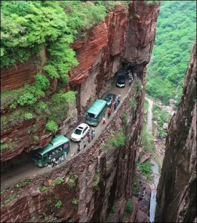 Le Tunnel de Guoliang est une route creusée à flanc de montagne dans la province de Henan. Où cette route constituée d'une succession de tunnels et de passages ouverts se situe-t-elle ?
