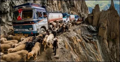Beaucoup d'alpinistes ont perdu la vie dans les montagnes traversées par la route de Zoji La. Où la situez-vous ?