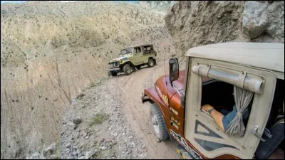 Sur la route vers Fairy Meadows, il faudra absolument éviter l'embardée pour ne pas finir votre vie ...