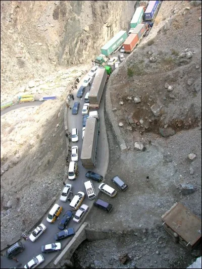 La route entre Kaboul et Jalalabad est l'une des plus dangereuse au monde et pas seulement à cause de sa topographie ou de sa circulation importante. Où trouverez-vous cette route qui se situe sur le territoire des Talibans ?