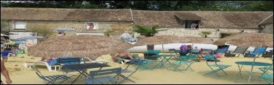 La plage n'est pas toujours en bordure de mer ! On connaît quelques destinations de plages éphémères avec cocotiers et transats sur des tonnes de sable déversées, dont celle présentée en illustration, située dans l'Essonne.
Quelle est la région ?