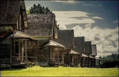 Érigé en 1901, le village s'appelait alors «Ouiatchouan», du nom de la chute qui alimentait le moulin pour fabriquer la pulpe de bois. Le moulin fermera en 1927 et ce bel endroit fut abandonné, alors qu'aujourd'hui, il a été transformé en un magnifique parc et l'on y accueille de nouveau les visiteurs et on leur offre l'ascension en téléphérique de ces chutes. Comment s'appelait ce village ?