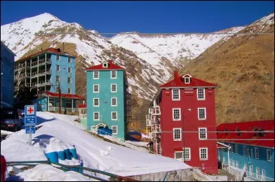 Cette ville minière bâtie à plus de 2 000 m dans les Andes est un endroit peu accessible et pas plus praticable : on l'appelle la ville aux escaliers. 
Pourtant, il y a un demi-siècle, on y trouvait tous les services : hôpital, école, théâtre, piscine et casino.
Maintenant, elle vit dans le patrimoine de l'UNESCO. Comment l'appelle-t-on ?