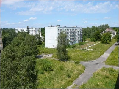 C'est la seule ville fantôme de Pologne. Cette ancienne province allemande de Poméranie, fut le lieu d'une importante garnison allemande de 60 000 soLdats (ainsi qu'un camp de concentration).
Après la Seconde Guerre, les Soviétiques prirent la relève et la ville n'existait même plus sur les cartes. À leur départ, rien ne repris sa place. Où est-on ?