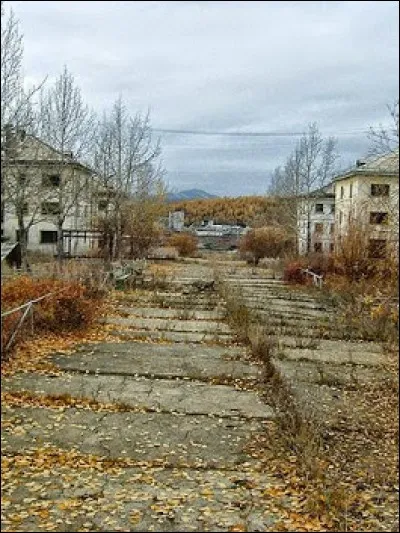 Ville dont l'essor était lié à sa mine de charbon. À la chute de l'Union Soviétique, le filon devint moins rentable : s'est ajouté un triste épisode avec une explosion faisant des victimes. On a finalement rémunéré les habitants pour qu'ils quittent la ville. Où est-on ?