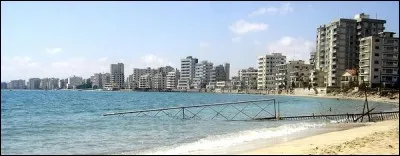 Un conflit politique est venu entravé l'existence de cette station balnéaire, seulement 2 ans après sa construction en 1974. L'annexion par la Turquie de la partie nord de l'île, mit fin à l'existence de cette station balnéaire.Le nom de cette ex-station balnéaire est ?
