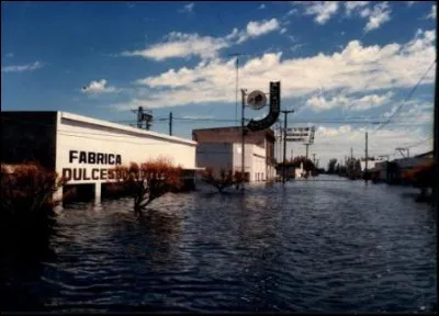 La salinité de la lagune y déclenchât un intérêt touristique au début du XXe siècle. Pendant la dictature des militaires, on négligea de renforcer la digue et une crue dévastatrice, en 1985, inonda la ville, qui du être complètement évacuée, et resta inondée par 7 mètres de fond. De quelle ville parle-t-on ?