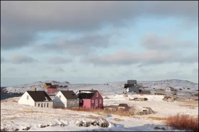 Cette île a compté jusqu'à plus de 600 habitants qui vivaient de la pêche à la morue. Suite à un raz de marée, qui ne fit aucune victime, elle se dépeupla et en 1963, il n'y avait plus personne. Puis on revint, d'abord hors saison et maintenant, on commence à rénover. C'est en France cela, mais où ?