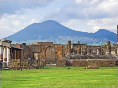 L'endroit était si beau et privilégié mais en 79 apr. J.-C., son voisin, le Vésuve, s'est réveillé et a immobilisé cette cité sous 4 mètres de lave. Maintenant on la retrouve telle qu'elle était : rare exemple d'une capsule dans le temps (on a même des cadavres en train de mourir transformés en statues). Comme s'appelle cette cité qui a trouvé une nouvelle vie ?