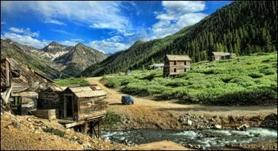 C'est encore le minerai qui explique la fondation de cette ville du Colorado, en 1873. Il y eut un hôtel, un magasin général, un saloon et un bureau de poste.
Étant montagneux, les hivers y sont rigoureux : en 1884, une tempête de 23 jours y laissa 7,6 m. de neige. Alors, quand les revenus baissèrent... Trouvez son nom.