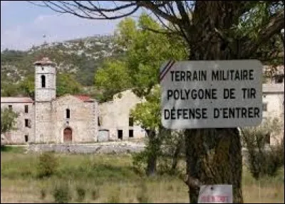 Cette ville, située dans le département du Var, était déjà désertée de ses habitants, les militaires se sont en plus, approprié l'endroit : inhabitée, elle est donc devenue, interdite, car en zone d'entraînement militaire. Les anciens habitants disent cependant qu'elle n'a jamais été touchée par les tirs. Quelle ville est-ce ?