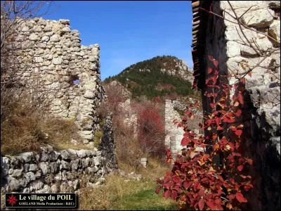 Ce village déserté est niché à flanc d'un éperon rocheux : jusqu'à 300 habitants y vivaient d'agriculture et étaient presque auto-suffisants. Mais les Poilus ont été rattrapés par leur époque. Dans quelle ville les trouve-t-on ?