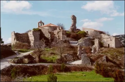 Dans cette vallée de l'Agly, il y avait jadis un château, c'était même une seigneurie. Un petit village l'accompagnait, bien ancré pendant presque un millénaire. 
Puis un seul berger et, plus personne puis soudain, on le rattache à la commune d'à côté et certaines des maisons en pierre commencent à être fréquentées puis, restaurées. Il faut trouver où elle est.