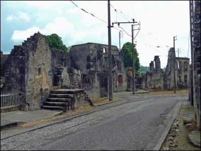 L'histoire de ce petit bourg agricole qu'on trouve à 25 km au nord de Limoges, est un abîme de tristesse. Depuis 1944, il est le symbole des crimes (642 tués) allemands commis contre des civils pendant la Seconde Guerre mondiale. Les villageois furent séparés : les hommes dans des granges et femmes comme enfants dans l'église. Les S.S. mirent le feu et incendièrent le village. Où est-ce ?