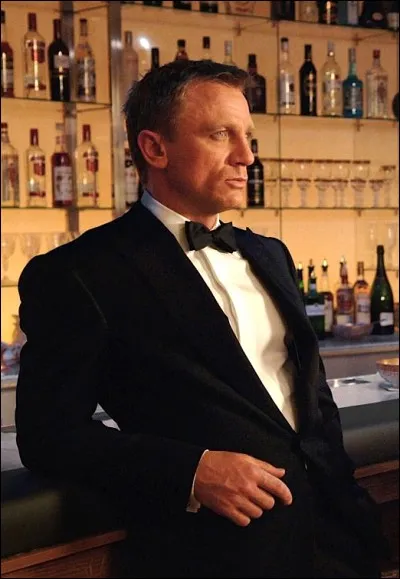 Daniel Craig, né le 2 mars 1968, a été le sixième acteur à interpréter James Bond au cinéma, Dans quel film incarne-t-il pour la première fois James Bond ?