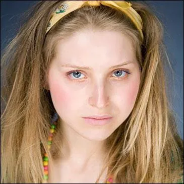 Quel ge a la petite soeur de Jessie Cave, alias Lavande Brown ?