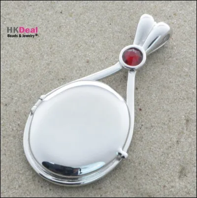 À qui appartient ce médaillon ?