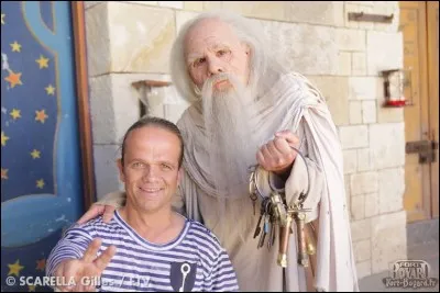 Quel slogan se trouve sur l'entrée de la banque de Fort Boyard ?