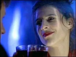 C'est dans une srie ultra-culte que le hros, rserv et discret, tombe amoureux d'une suspecte qui se veut vampire et l'est peut-tre. Qui est ce hros ?