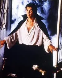 Dans le Dracula de John Badham, le comte est victime d'un naufrage et arrive sur les rivages anglais, o il sera combattu par Laurence Olivier dans le rle de Van Helsing. Qui en est l'interprte ?