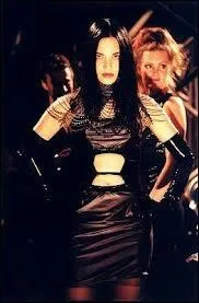 Antoine de Caunes a ralis ce film dans lequel deux vampires se cachent dans la vie nocturne et festive parisienne