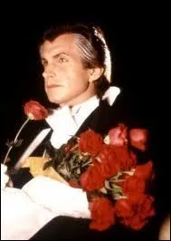 Ce film disco totalement hilarant fait se rencontrer le Comte Dracula, George Hamilton lgantissime, et un mannequin, Susan Saint James, drlissime, tandis qu'un psychitre essaie d'empcher leur amour