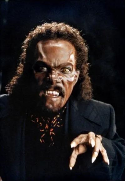 Aprs avoir cherch sa moiti dans le Queens, Eddie Murphy a les bouclettes et les iris dors dans ce film o il est un vampire des Carabes qui cherche son me soeur  New York