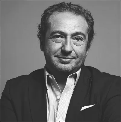 Il a incarné au cinéma le personnage célèbre que vous cherchez.