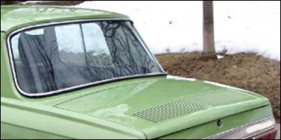 Sur cette voiture on peut remarquer les ouvertures sur le capot arrière pour le refroidissement du moteur ! C'était donc une...