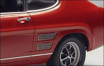 Cette voiture est probablement la seule à avoir la ligne de ceinture de caisse finissant autour du passage de roue arrière ! Quelle est-elle ?