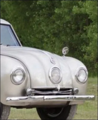 Et une voiture avec trois phares, ça vous dit quelque chose ?