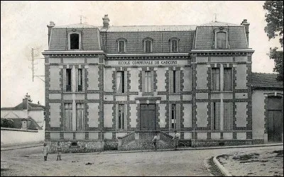 Qui est &agrave; l'origine d'une s&eacute;rie de lois rendant l'&eacute;cole gratuite, l'instruction obligatoire et l'enseignement public la&iuml;que ?