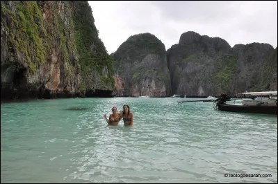 Qui est le réalisateur du film "La plage" en février 2000 où l'on croise un jeune Américain nommé Richard ?