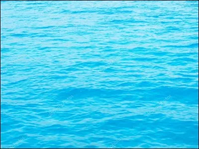 Qui porte une veste bleue très claire pailletée ?