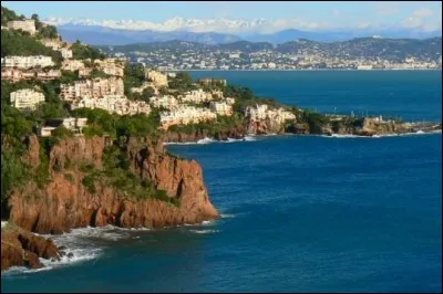 Quel est le premier village des Alpes-Maritimes que l'on rencontre en arrivant du Var, situ&eacute; sur les roches rouges de l'Esterel ?