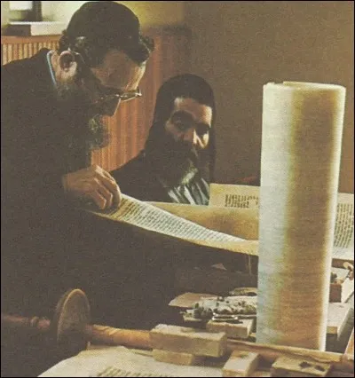 Quel nom portent les juifs pieux qui établissent des copies de la Thora ?