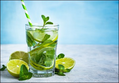 Pour commencer, le cocktail est offert par la maison ! Le chef a fait macérer les feuilles de menthe dans l'alcool dont je tairai le nom, et n'a pas oublié le citron vert et l'eau gazeuse !