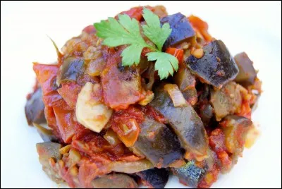 L'accompagnement proposé est un savoureux plat d'aubergines et de tomates :
