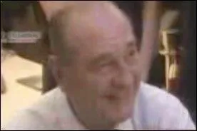 Tout le monde n'a pas la chance d'tre pas vu, pas pris. Jacques Chirac est film  son insu pendant qu'il parle  Jupp d'un jeune homme qui vient de le saluer. Il dit: