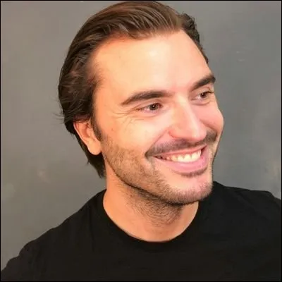 Youtubeur français, je suis le protégé de Pierre Croce et je suis spécialisé dans l'humour. J'ai d'ailleurs un rire très particulier qui tire vers les aigus. J'ai passé une journée menotté à Pierre Croce pour les besoins d'une vidéo de ce dernier. Qui suis-je ?