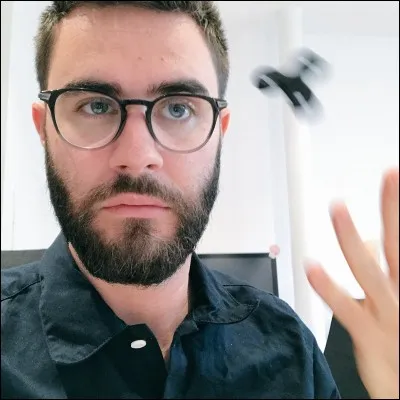 Spécialisé dans l'humour, je suis le youtubeur francophone le plus suivi. Je viens de renommé mon ancienne chaîne YouTube spécialisée dans le gaming en "Bigorneaux & Coquillages" où je fait des vidéos généralement humoristiques avec Squeezie. Qui suis-je ?