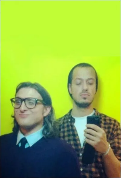 Nous sommes un duo de youtubeurs spécialisé dans l'humour. Nous nous sommes fait connaître notamment grâce à une chanson intitulée "J'effectue le dab" puis grâce à la série de vidéos "On appelle des gens au hasard". Pour fêter nos 3 millions d'abonnés, Gad Elmaleh est venu tourner une vidéo avec nous. Qui sommes-nous ?