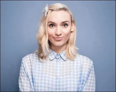 Je suis une youtubeuse humour francophone. Je possède plus de 4 millions d'abonnés et mes vidéos les plus populaires sont "La chanson des licornes" et "Je ne sais pas danser !". J'ai également lancé une marque de bijoux fantaisies. Mon vrai prénom est Nathalie. Qui suis-je ?