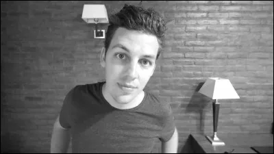 Youtubeur français, je me suis fait connaître grâce à mes vidéos "en graphique" telle que "le caca en 9 graphiques" par exemple. Je ne suis également pas très sportif. Qui suis-je ?