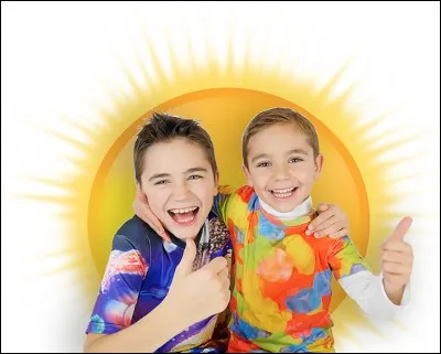 Nous avons une chaîne jeunesse et nous sommes deux frères qui font découvrir des jeux aux plus jeunes. Notre mère participe à nos vidéos et prépare nos swaps et challenge. Nous avons récemment donné le prénom de notre père lors d'un cache-cache à Disneyland. Nous sommes les plus jeunes youtubeurs français à avoir dépasser le millions d'abonnés. Qui sommes-nous ?