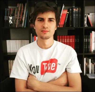 Sur ma chaîne de top, je fais toutes mes vidéos avec le chiffre 7, mon chiffre préféré. J'ai ouvert une deuxième chaîne youtube nommée "Le labo" ou j'invite régulièrement des invités. J'ai également sorti un jeu de société. Qui suis-je ?