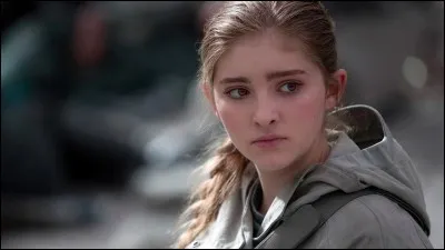 Pourquoi Primerose retourne-t-elle dans sa chambre le jour ou le district 13 est attaqué?