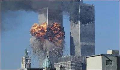 "Par contre pour la question 2 dire que l'avion à percuté la tour en plein milieu c'est totalement faux. Certes il a percuté la tour au milieu mais également tout en haut hein"
Lequel de ces événements peut correspondre à ce commentaire ?